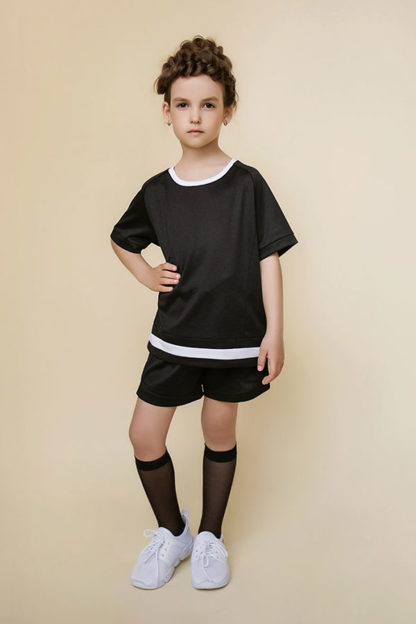 черная футболка и шорты девочке