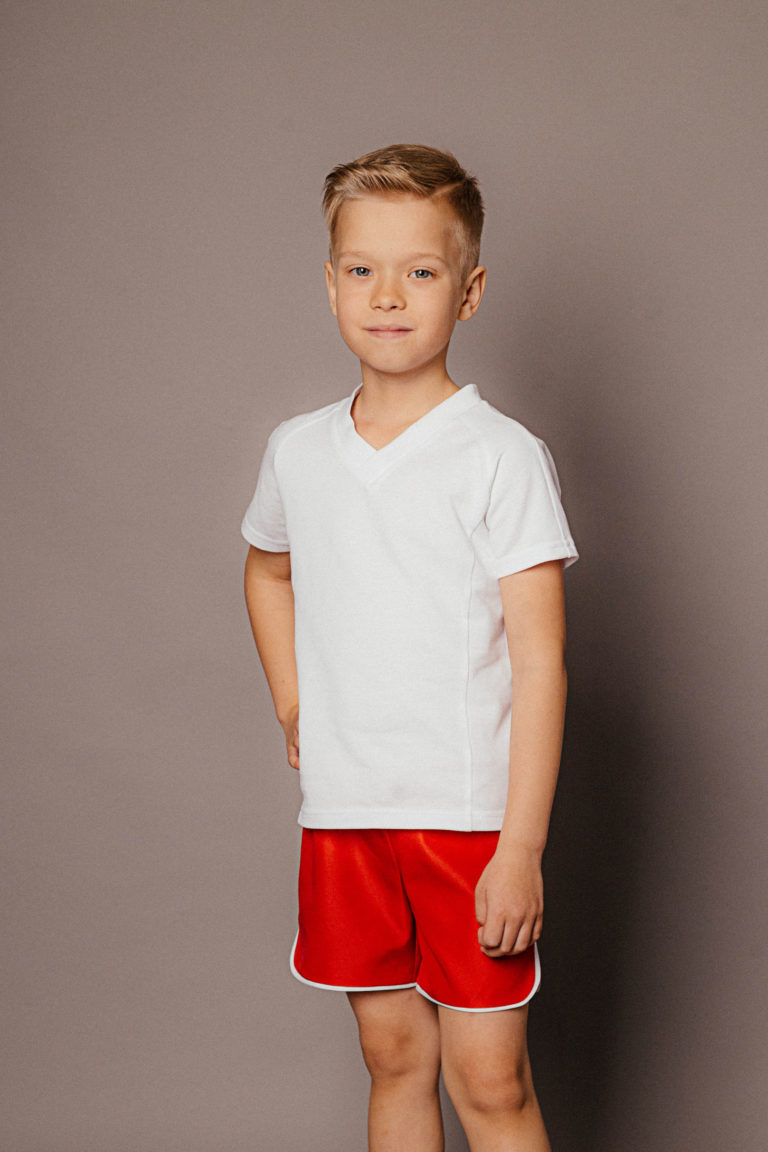 Белая футболка черные шорты. Красные шорты для мальчиков. Красная футболка и шорты для физкультуры. Мальчик в майке и шортах. Мальчик в белой футболке.